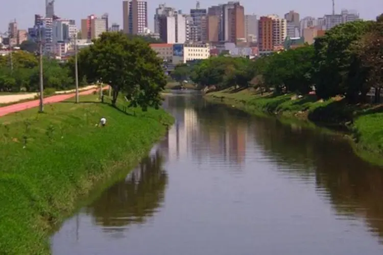 Vista de Sorocaba, com rio (Wikimedia Commons)