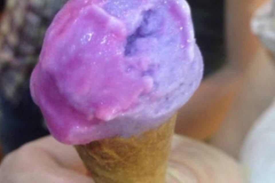 Cientista cria sorvete que muda de cor quando lambido