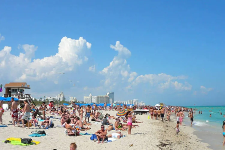 
	Segundo as leis americanas, os cubanos que pisam em territ&oacute;rio americano podem ficar e desfrutar de benef&iacute;cios migrat&oacute;rios especiais, mas se s&atilde;o interceptados no mar s&atilde;o devolvidos &agrave; ilha
 (Wikimedia Commons)