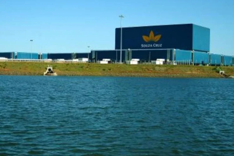 Fábrica da Souza Cruz em Cachoeirinha (RS): trainees podem ser contratados como gerentes em 1 ano e meio (.)