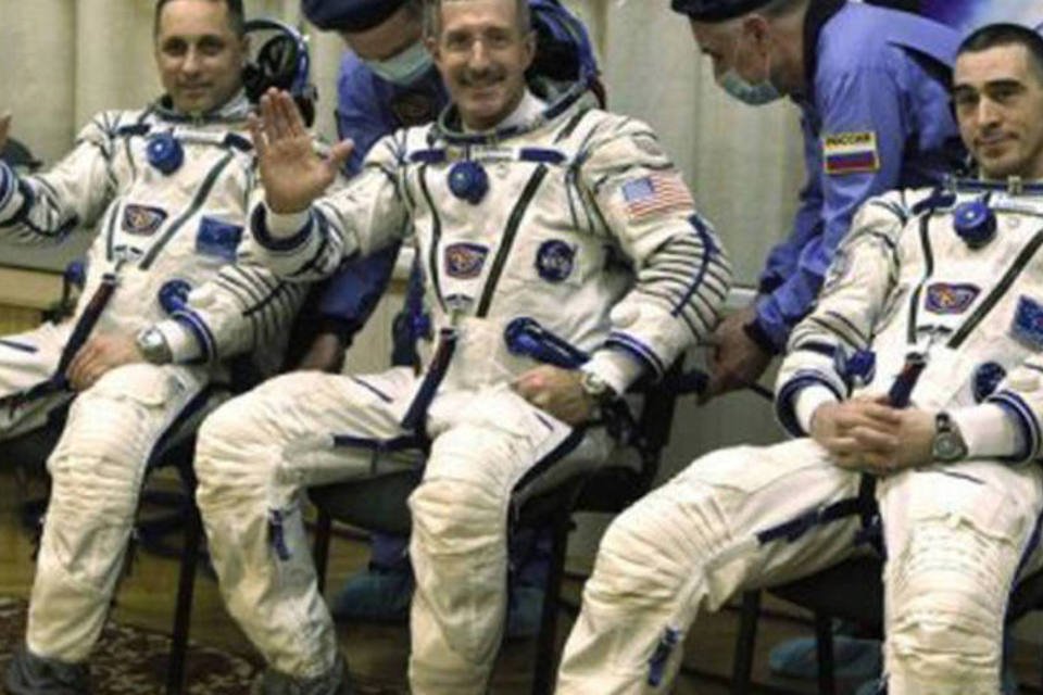 Soyuz decola com três astronautas para a ISS