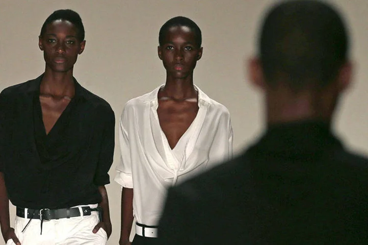 
	Modelos apresentam cria&ccedil;&otilde;es da UMA, da estilista Raquel Davidowicz, durante o S&atilde;o Paulo Fashion Week: roupas neutras e s&oacute;brias
 (REUTERS/Paulo Whitaker)
