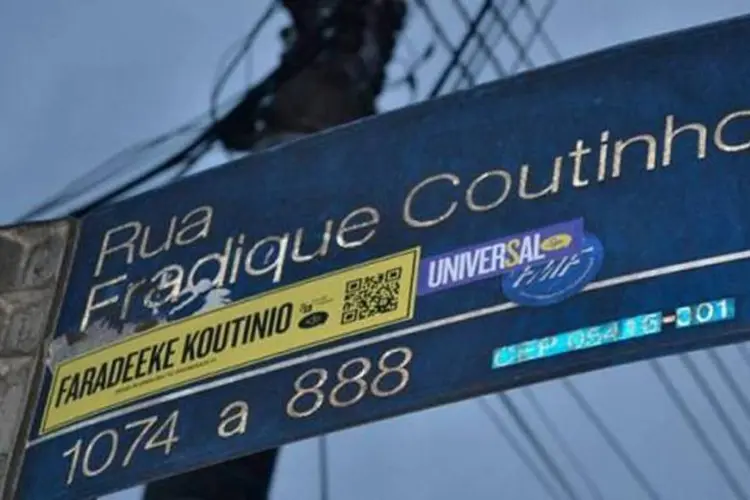 
	Adesivo do projeto &quot;Universal Signs&quot; na rua Fradique Coutinho, em S&atilde;o Paulo
 (Reprodução/YouTube)