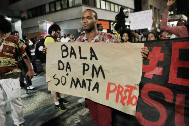 
	Marcha pelo fim do exterm&iacute;nio do povo negro, em SP: em 2012 foram assassinadas 56.337 pessoas no pa&iacute;s, das quais 30.072 tinham entre 15 a 29 anos. Destes, 77% eram negros
 (Oswaldo Corneti/ Fotos Públicas)