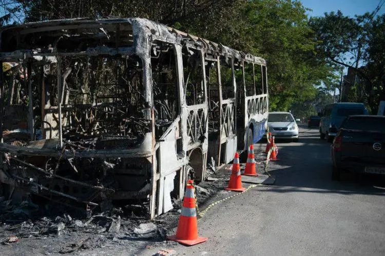 
	&Ocirc;nibus em S&atilde;o Paulo: dois homens entraram no &ocirc;nibus pedindo para que os passageiros sa&iacute;ssem e logo ap&oacute;s o incendiaram
 (Marcelo Camargo/ Agência Brasil)