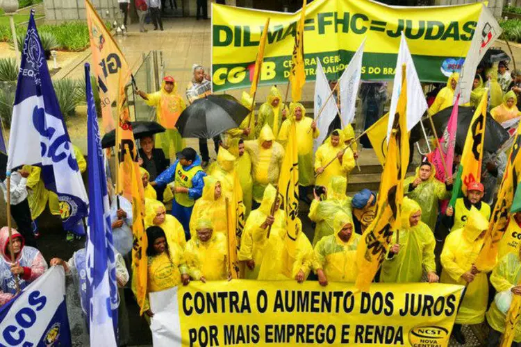 
	Centrais sindicais de SP protestam contra juros altos: o protesto no dia da reuni&atilde;o do Copom &eacute; uma tradi&ccedil;&atilde;o das centrais
 (Rovena Rosa/Agência Brasil)