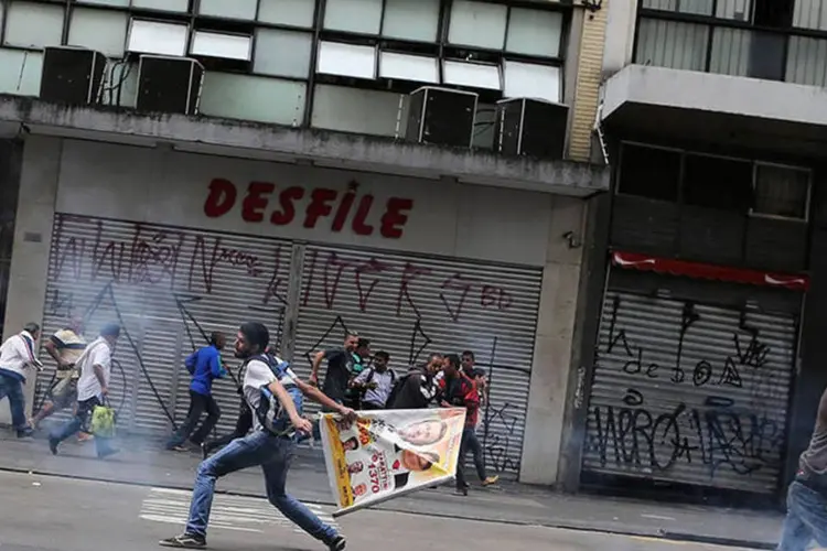 Membro do Movimento dos Sem-Teto atira cavalete político durante reintegração de posse em São Paulo (Reuters/Nacho Doce)