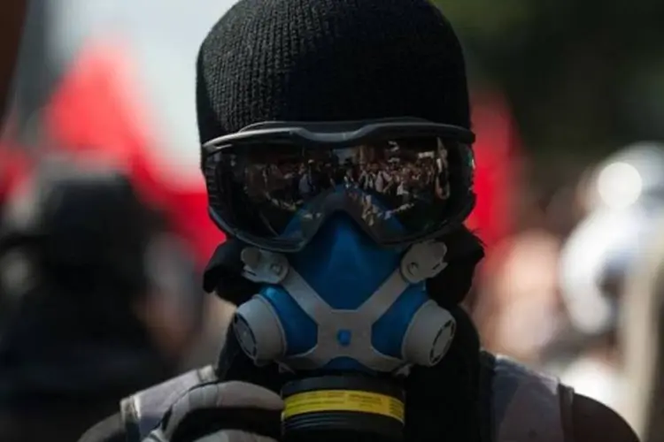 
	Manifestante mascarado em protesto contra a Copa do Mundo: uma das quest&otilde;es pol&ecirc;micas do projeto diz respeito ao uso de m&aacute;scaras por manifestantes
 (Marcelo Camargo/Agência Brasil)