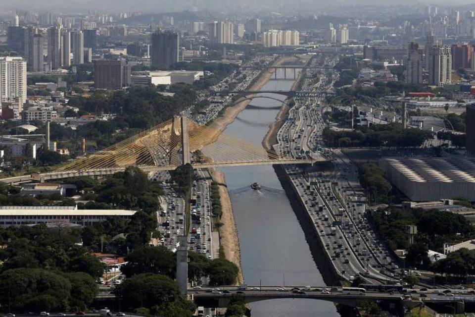 Caminhoneiros protestam contra governo Dilma em São Paulo