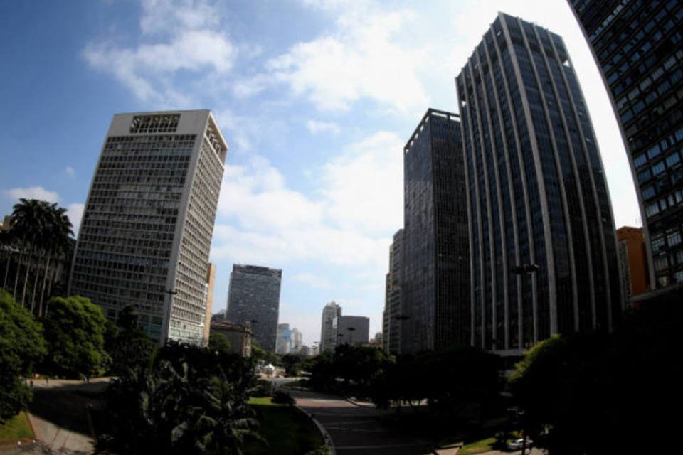 Incêndio em faculdade deixa pessoa inconsciente em SP