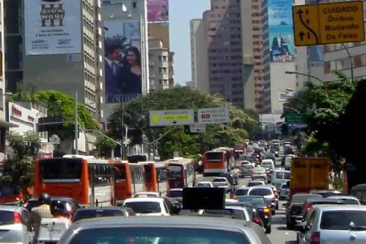 
	Na hora do rush em S&atilde;o Paulo, os motoristas trafegam a 7,6km/h, quase a velocidade de um pedestre
 (Mario Roberto Duran Ortiz)