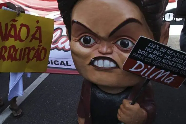 
	Boneco de Dilma em protesto em S&atilde;o Paulo: para 49,7% dos entrevistados, os protestos se dirigem aos pol&iacute;ticos.
 (Nacho Doce/Reuters)