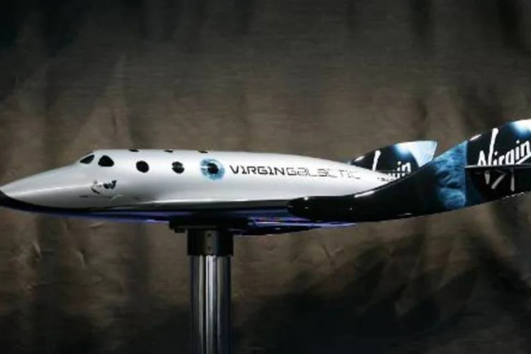 Modelo da espaçonave Virgin Galactic Spaceship Two: aeronave sofreu "anomalia de voo" durante teste (Stan Honda/AFP)