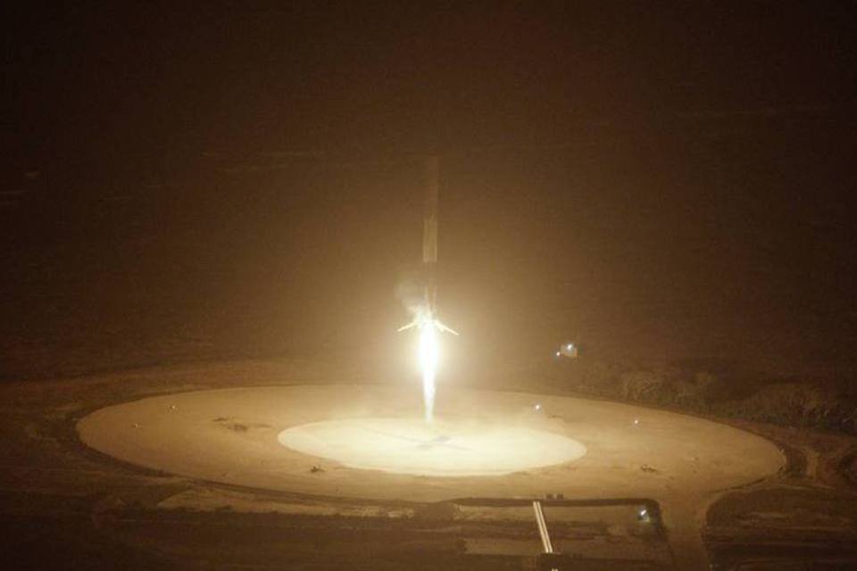 SpaceX retorna foguete à Terra após pôr satélites em órbita