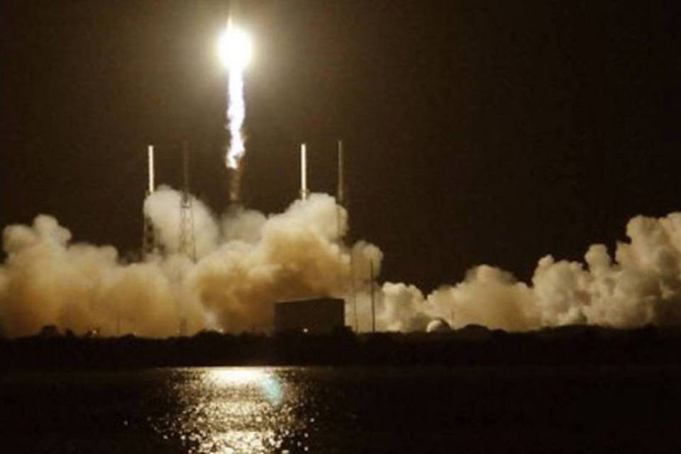 
	A nave Falcon 9, da Space X, decola da Fl&oacute;rida em 7 de outubro: nave levar&aacute; &agrave; ISS 1,6 tonelada de material
 (Bruce Weaver/AFP)