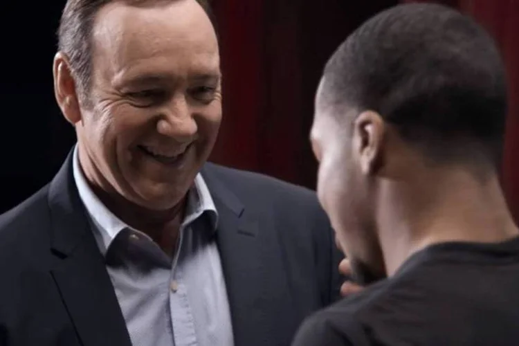 
	Em uma das pe&ccedil;as da Chevrolet, Kevin Spacey d&aacute; uma bolsa de estudos a um jovem aspirante a ator
 (Reprodução/YouTube)