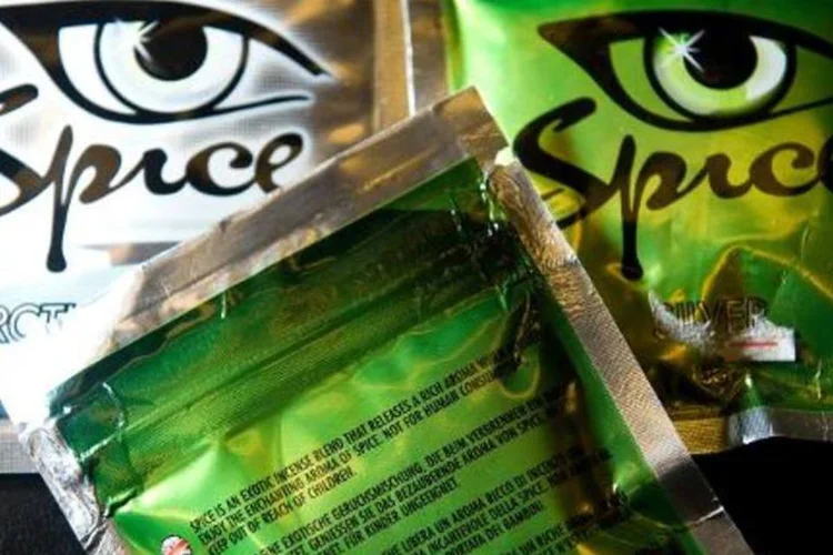 Pacotes de "Spice", cannabis sintético, é visto em loja (LEON NEAL/AFP)