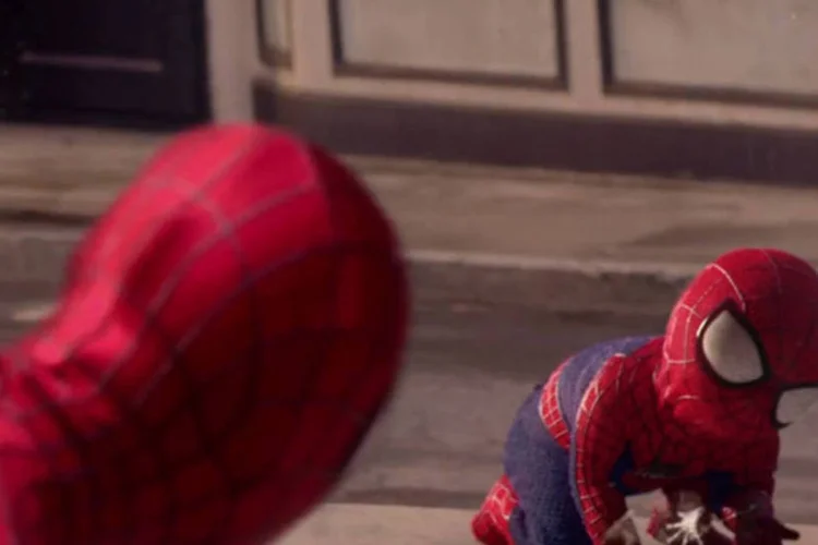 Vídeo com versão de Spider Man criança: filme mostra o Homem-Aranha balançando em suas teias pelos aranha-céus da cidade de Nova York, até que se depara com o seu próprio reflexo no vidro de um dos prédios (Reprodução/YouTube)
