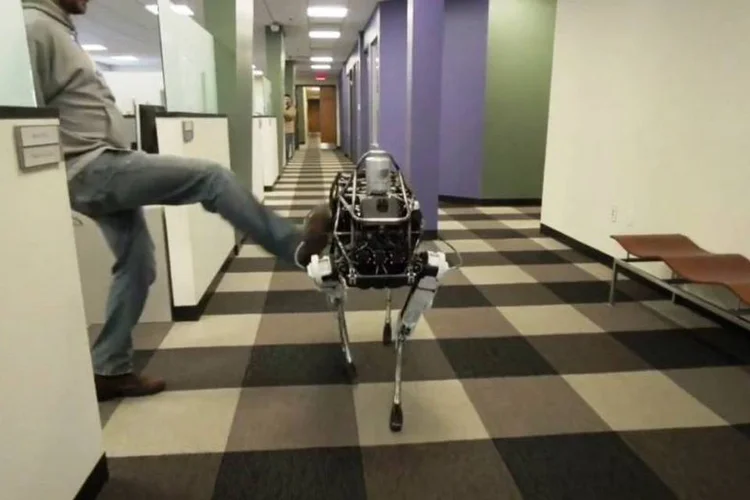 Spot: novo robô da Boston Dynamics é capaz de aguentar chutes sem cair no chão (Boston Dynamics/YouTube)