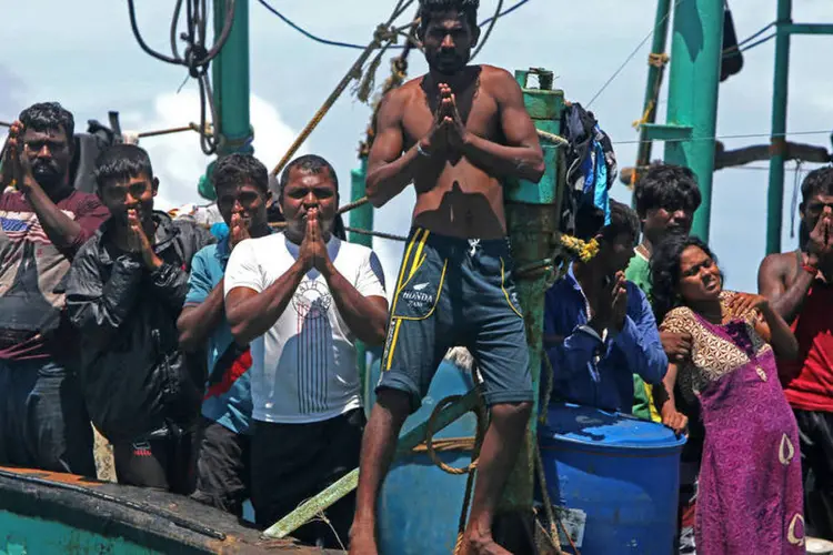 
	Refugiados em barco: o motor do barco sofreu um problema durante uma viagem que tinha a Austr&aacute;lia como destino
 (Irwansyah Putra / Reuters)