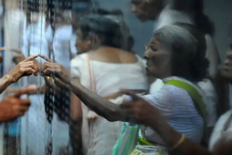 
	Mulheres no Sri Lanka procuram nomes de parentes: relat&oacute;rio aponta o desaparecimento de muitas pessoas que haviam se rendido na fase final da guerra e n&atilde;o foram encontradas
 (LAKRUWAN WANNIARACHCHI/AFP/GettyImages)