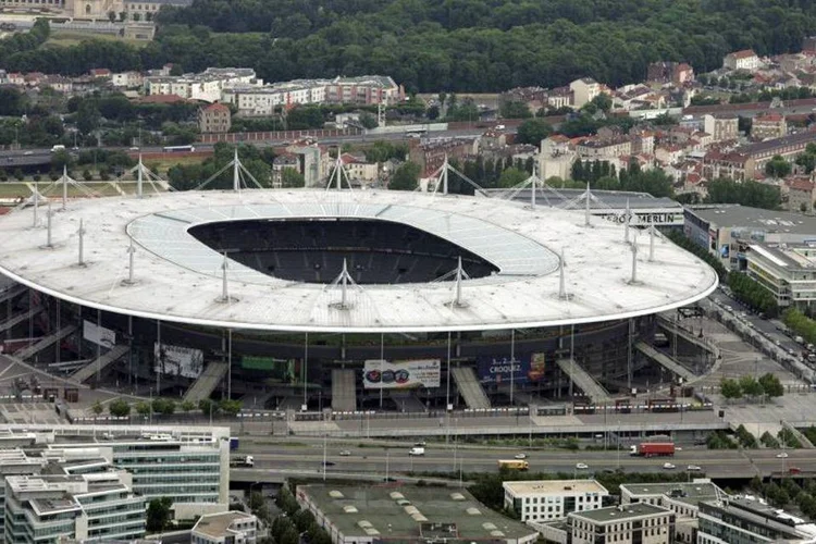 
	Stade de France: terroristas pretendiam entrar no est&aacute;dio, mas &eacute; preciso se submeter a uma revista corporal para ingressar
 (REUTERS/Regis Duvignau)