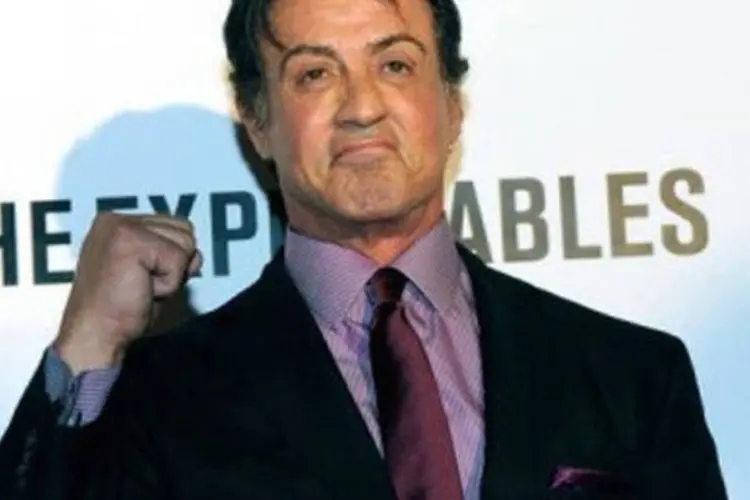 Sylvester Stallone chega para exibição do filme "Os Mercenários": continuação teve acidente no set