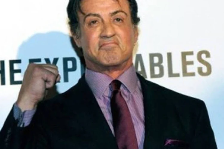 Sylvester Stallone chega para exibição do filme "Os Mercenários", em 11 de agosto (.)