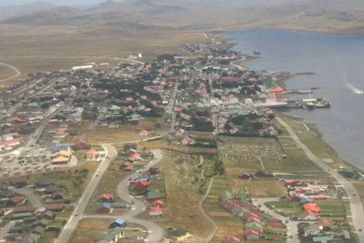 Em 1999, a Argentina chegou a um acordo com o Reino Unido que permite o uso de seu espaço aéreo para que a companhia Lan voe às ilhas a partir do Chile (Wikimedia Commons)