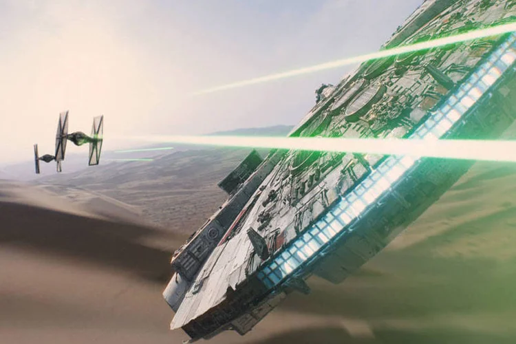 
	Cena do trailer do filme &quot;Star Wars &ndash; O Despertar da For&ccedil;a&quot;: aeronave incluir&aacute; os caracter&iacute;sticos desenhos circulares em tom alaranjado do rob&ocirc; na fuselagem
 (Divulgação / Disney)