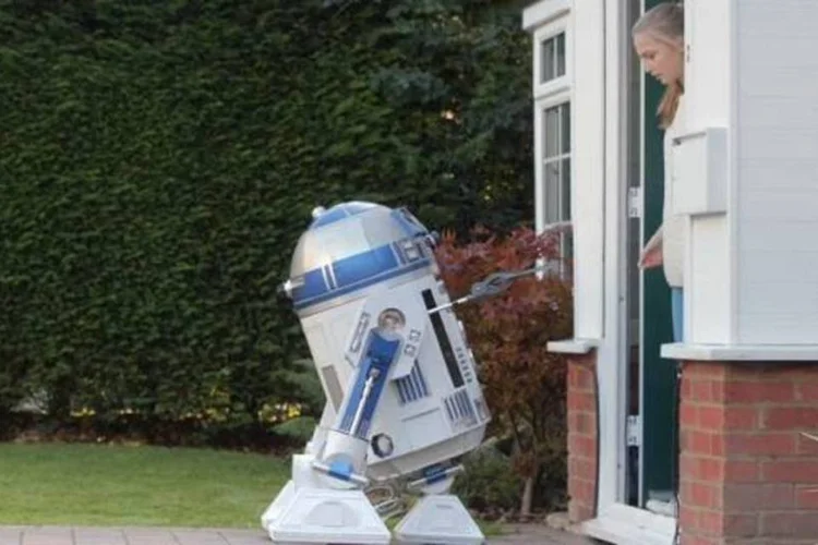 
	No comercial da HP, jovem usa computador da marca para criar uma r&eacute;plica do rob&ocirc; R2-D2
 (Reprodução/YouTube)