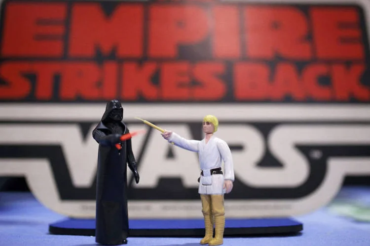 Bonecos dos personagens Darth Vader (esquerda) e Luke Skywalker (Phil Noble/REUTERS)