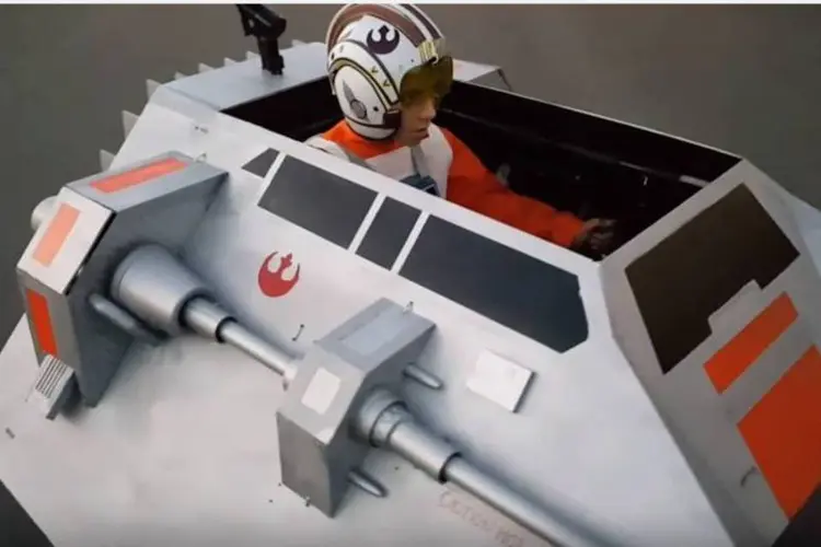 Garoto se transformou em um piloto de Snowspeeder, uma das naves clássicas de "Star Wars Episódio V: O Império Contra-Ataca"  (Reprodução/YouTube)