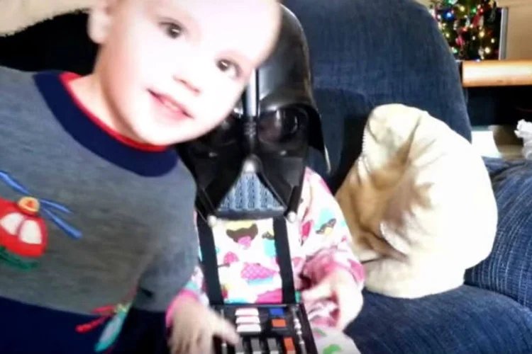 Comercial da Target: registros caseiros da infância com Star Wars (Reprodução)
