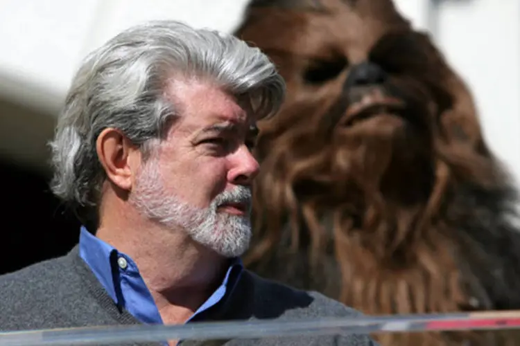 George Lucas e Chewbacca, de Star Wars, durante evendo em Pasadena, Califórnia (Michael Buckner/Getty Images)