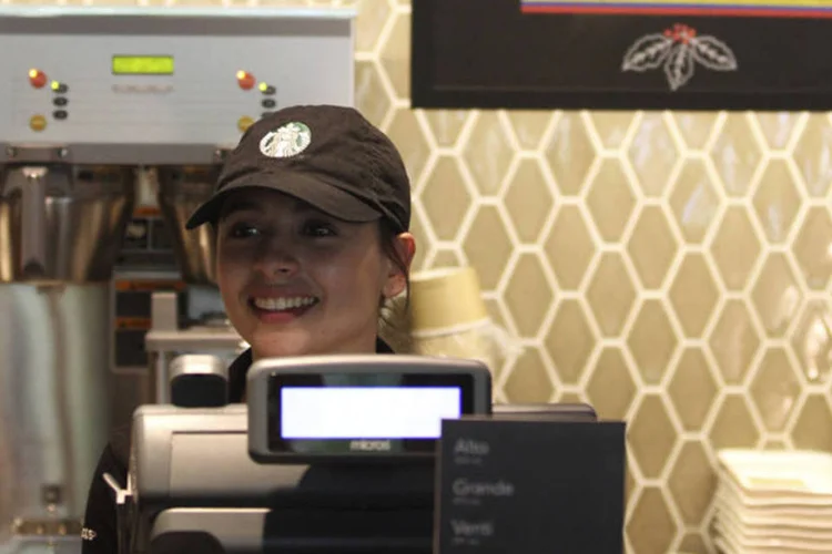 
	Atendente do Starbucks sorri durante a inaugura&ccedil;&atilde;o de uma loja da rede na Col&ocirc;mbia, em Bogot&aacute;
 (John Vizcaino/Reuters)