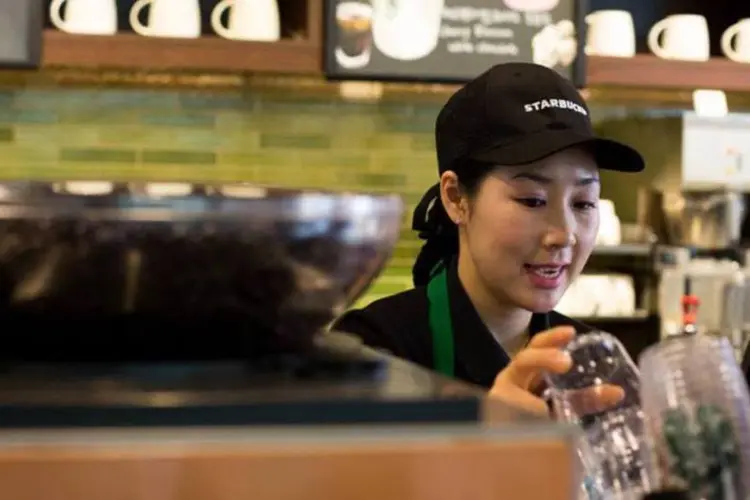 Barista Kim Jung Mi prepara um café em uma loja do Starbucks em Gimpo, na Coreia do Sul (SeongJoon Cho/Bloomberg)