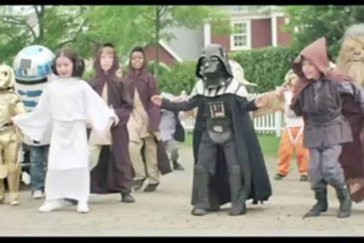 Gerreiros Jedi enfrentam o Darth Vader da Volkswagen. (Reprodução)