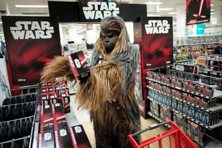 
	F&atilde; vestido de Chewbacca em loja do StarWars: as pe&ccedil;as s&atilde;o da cole&ccedil;&atilde;o de um desenhista de roupas e empres&aacute;rio japon&ecirc;s
 (Jason Reed/REUTERS)