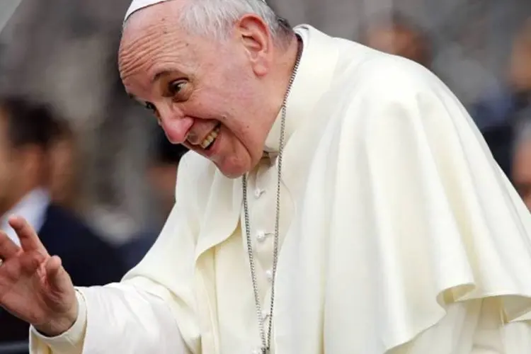 
	Papa Francisco cumprimenta fi&eacute;is:&nbsp;&quot;se eles (os casais) aprenderem a perdoar, encontrar&atilde;o a paz&quot;, disse
 (Stefano Rellandini/Reuters)