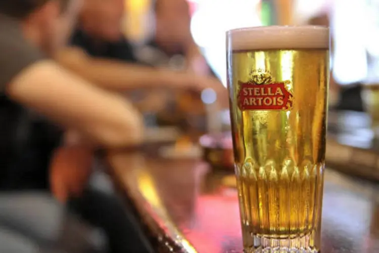 
	Copo de cerveja da Stella Artois, da AB Inbev: a empresa espera reconquistar o controle de um ativo importante na &Aacute;sia em um momento de forte crescimento da ind&uacute;stria na regi&atilde;o
 (Jock Fistick/Bloomberg)