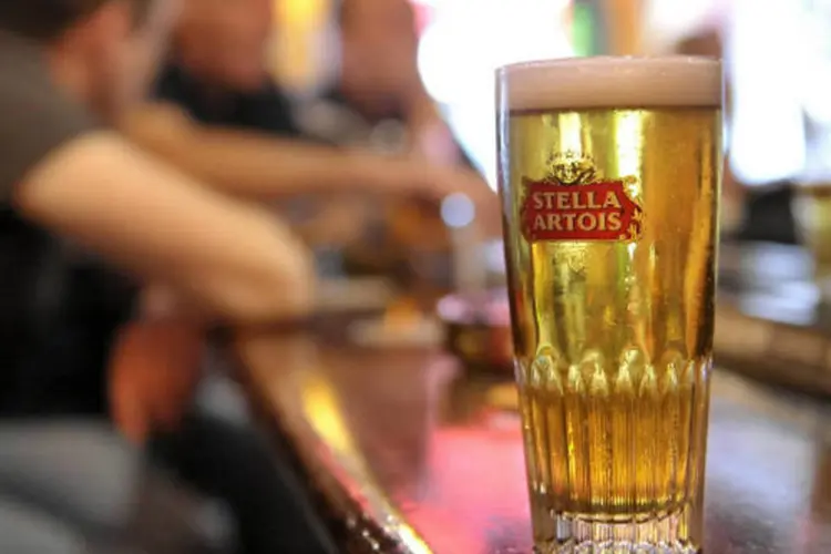 Copo de cerveja da Stella Artois, da Anheuser- Busch InBev (Jock Fistick/Bloomberg/Bloomberg)