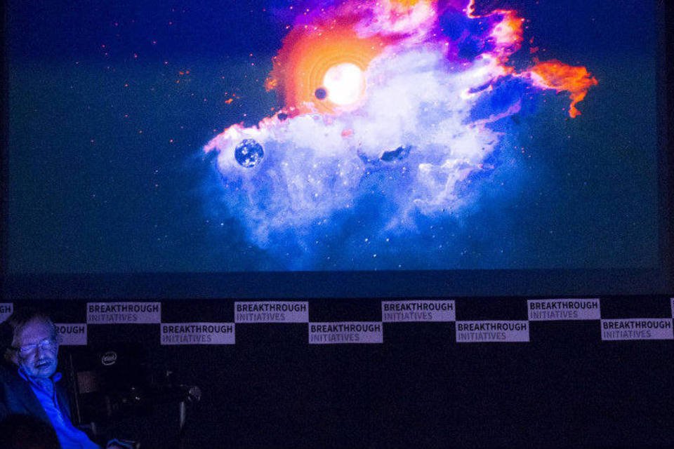 O astrofísico britânico Stephen Hawking no lançamento do Breakthrough Escute, programa que visa detectar sinais de vida extraterrestre no universo (Neil Hall/Reuters)