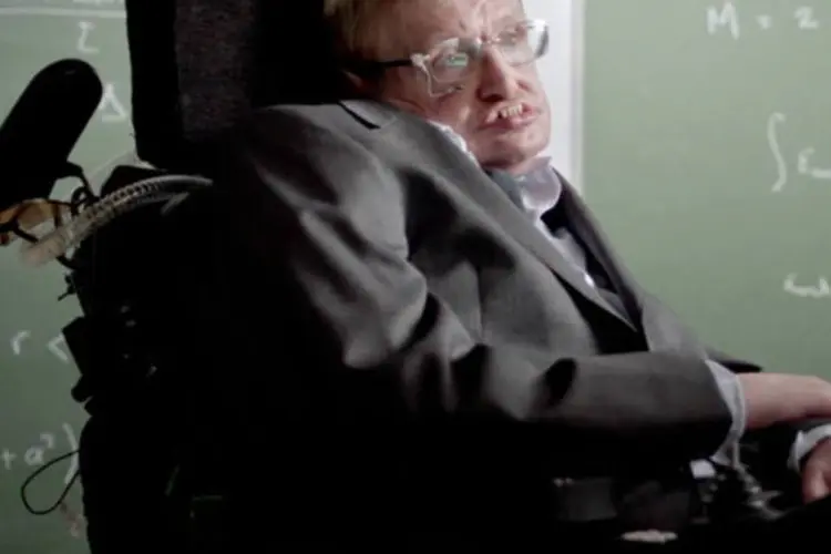 
	Stephen Hawking:&nbsp;Hawking aparece dando uma palestra em que anuncia finalmente ter calculado e formulado as exatas condi&ccedil;&otilde;es necess&aacute;rias para gerar um super buraco negro
 (Divulgação)