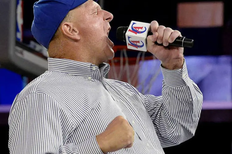 Steve Ballmer se empolga em um discurso para os fãs do Los Angeles Clippers, no Staples Center (Kevork Djansezian/Bloomberg)