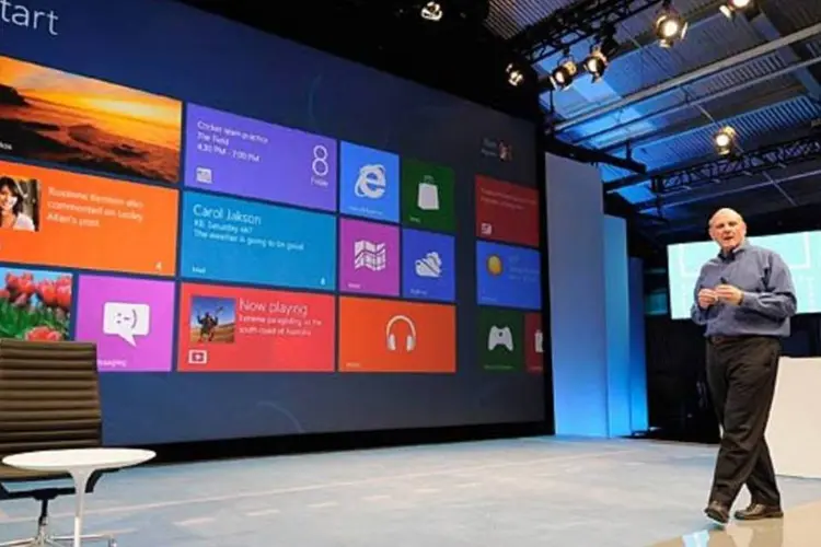 
	O CEO da Microsoft, Steve Ballmer, durante a apresenta&ccedil;&atilde;o do Windows Phone 8; dispositivos m&oacute;veis podem for&ccedil;ar mudan&ccedil;a no modelo de neg&oacute;cio da empresa
 (Kevork Djansezian / Getty Images)
