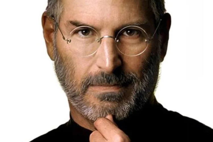 O livro de não-ficção mais vendido da temporada, tanto em papel quanto no formato eletrônico, é a biografia "Steve Jobs" (Divulgação)