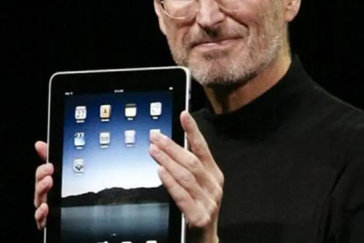 Steve Jobs com o iPad: agora a conexão pode ser por celular (.)