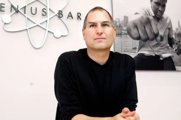 Quando Steve Jobs criou as Apple Stores, as lojas viraram um misto de venda de aparelhos da Apple com assistência técnica personalizada (Getty Images)