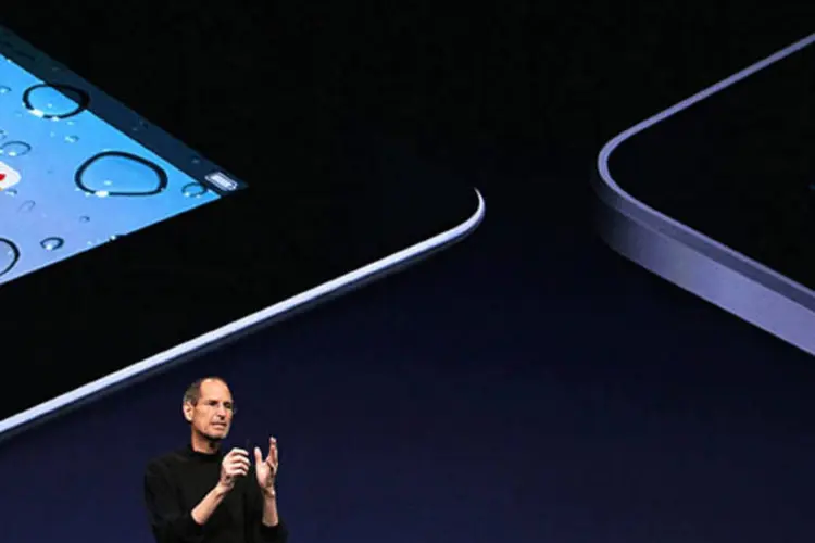 Steve Jobs apresenta o iPad 2: a morte do fundador da Apple foi a notícia de maior impacto no mundo da tecnologia em 2011 (Justin Sullivan / Getty Images)